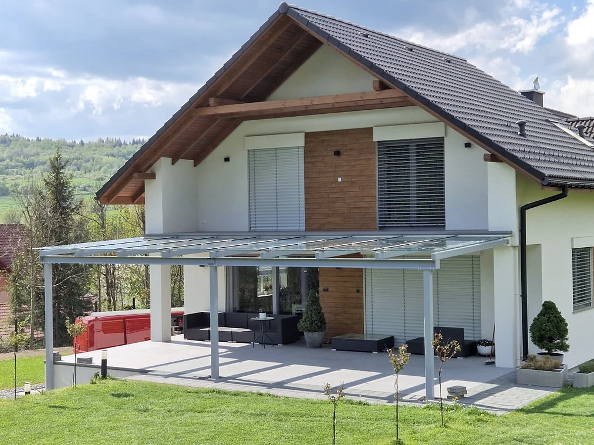 Terrassenüberdachung mit leichter Stahlstruktur.