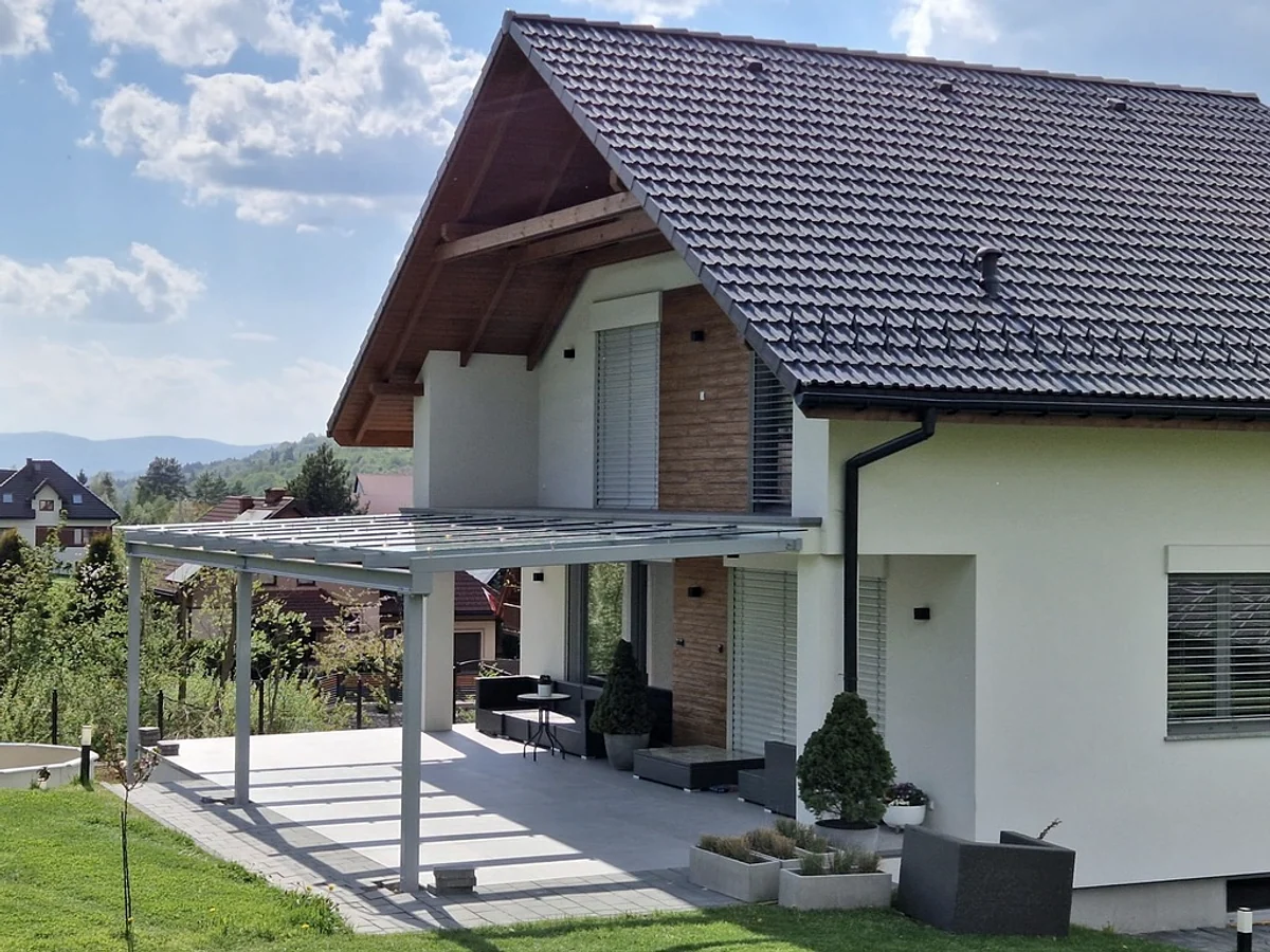 Dachrahmen entlang der Fassade.