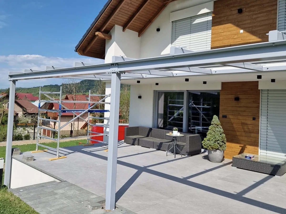 Außensitzplatz unter leichter Stahlkonstruktion.
