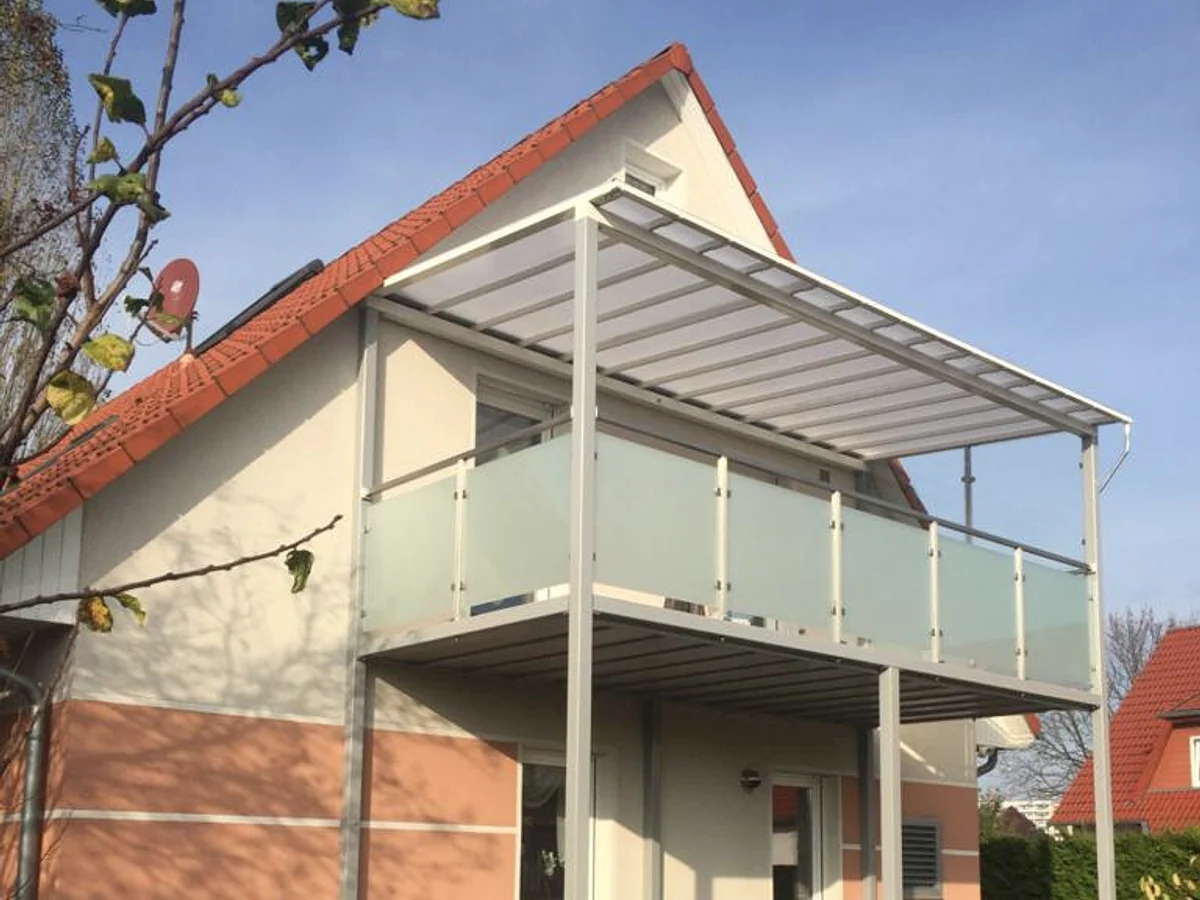 Terrasse mit leichter Struktur und Glassicherung.