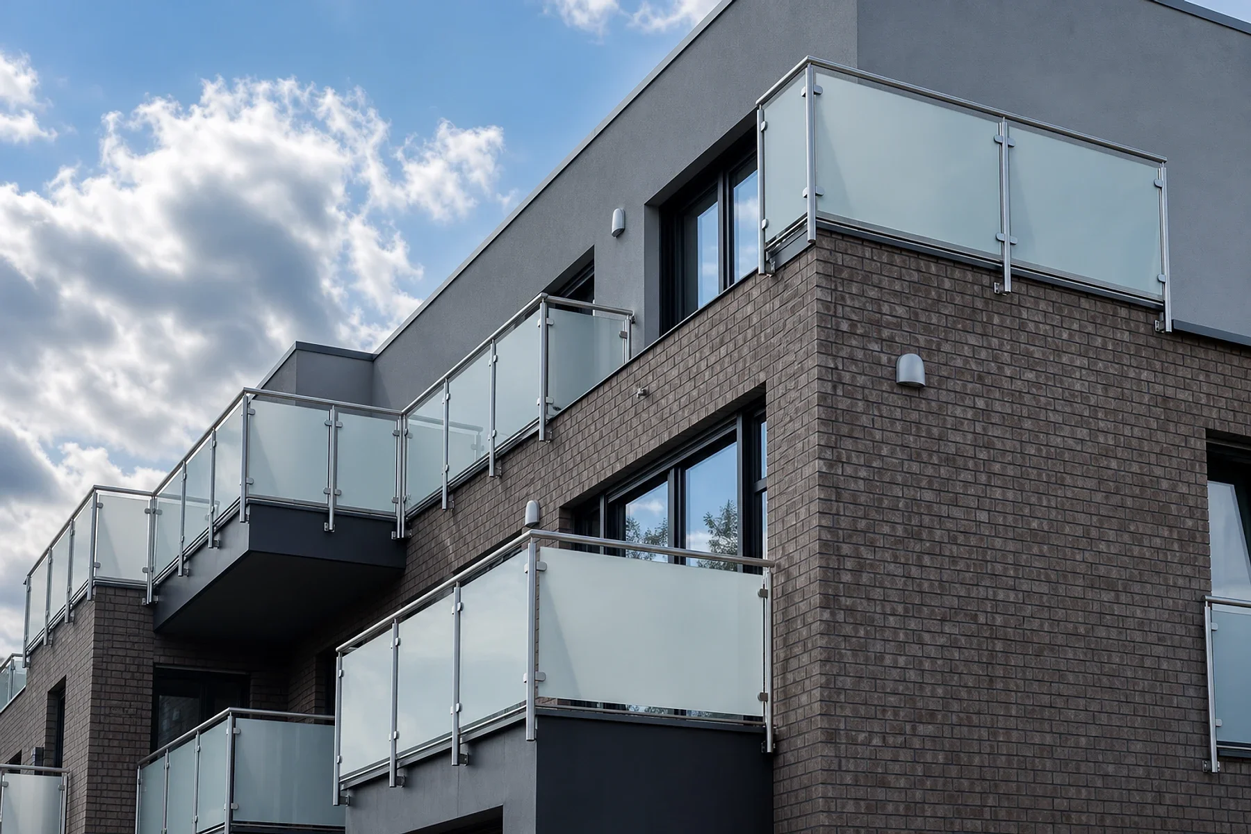 Szklane balustrady na nowoczesnej elewacji.